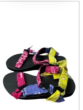 ARIZONA LOVE women’s Trekky Multi-Color Strappy Open Toe Bandana Sandal